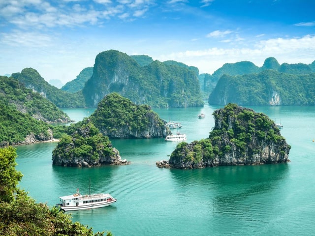 Ha Long Bay is one of the world's 10 most beautiful places 2